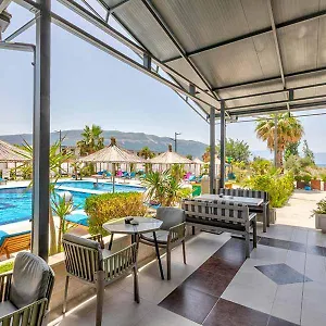 Apartment Beachfront With Facilities, Vlore